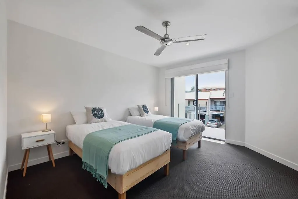 4 Bed Townhouse 200M To The Beach Alexandra Headland