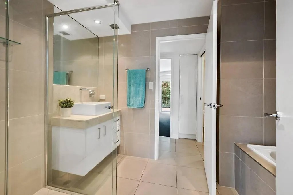 4 Bed Townhouse 200M To The Beach Alexandra Headland Apartment