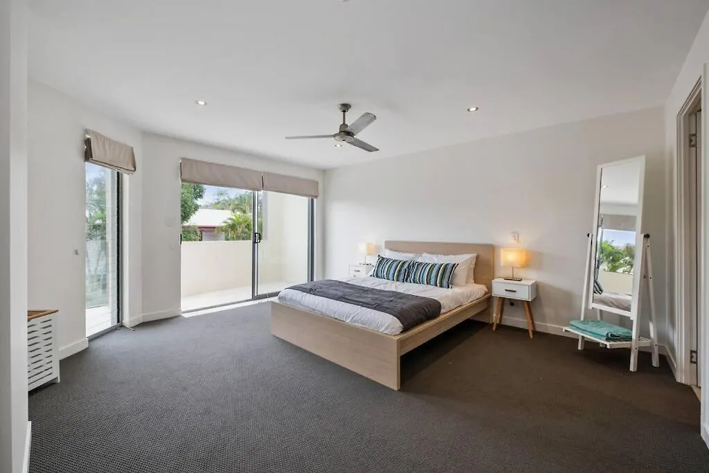 4 Bed Townhouse 200M To The Beach Alexandra Headland Apartment